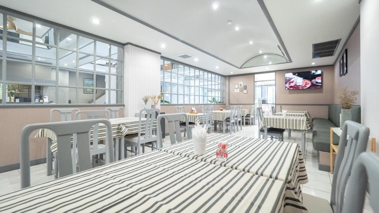 Yellow Ribbon Hills Boutique Suites Bangkok Buitenkant foto