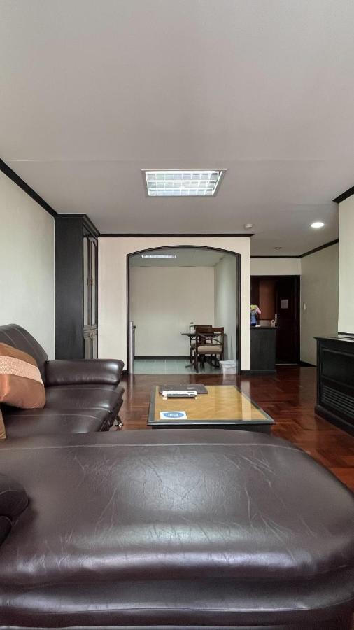 Yellow Ribbon Hills Boutique Suites Bangkok Buitenkant foto