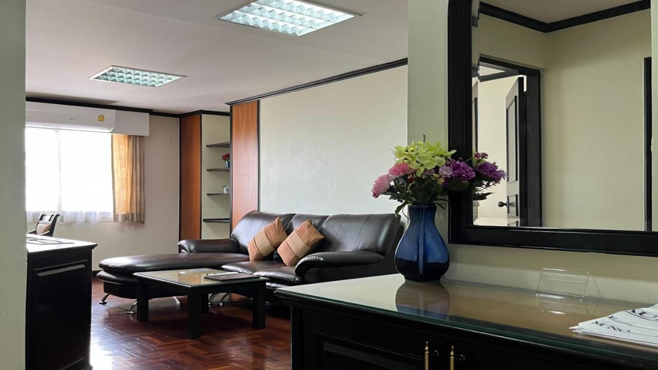 Yellow Ribbon Hills Boutique Suites Bangkok Buitenkant foto