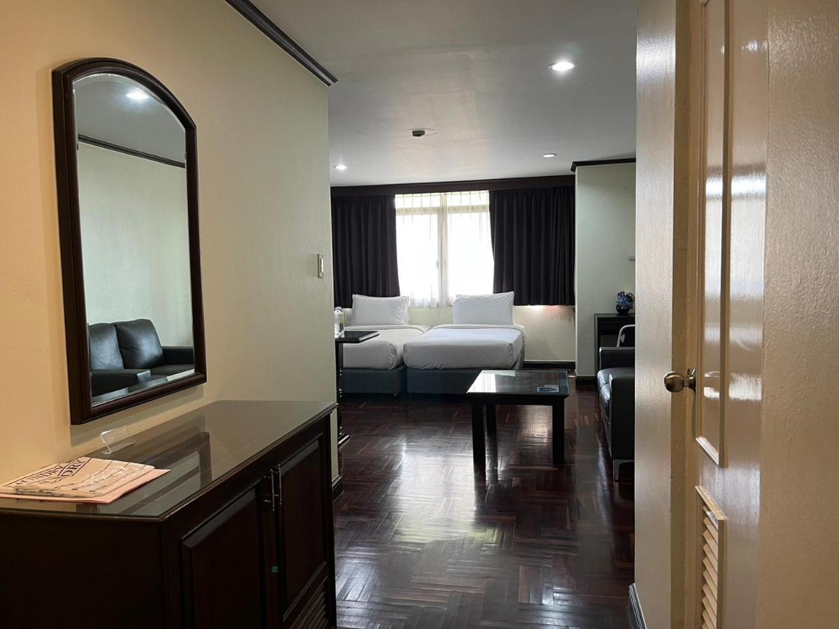 Yellow Ribbon Hills Boutique Suites Bangkok Buitenkant foto