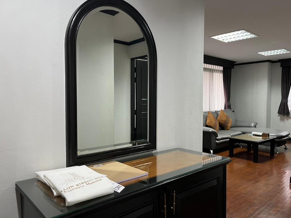 Yellow Ribbon Hills Boutique Suites Bangkok Buitenkant foto