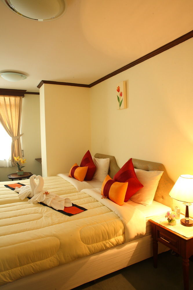 Yellow Ribbon Hills Boutique Suites Bangkok Buitenkant foto