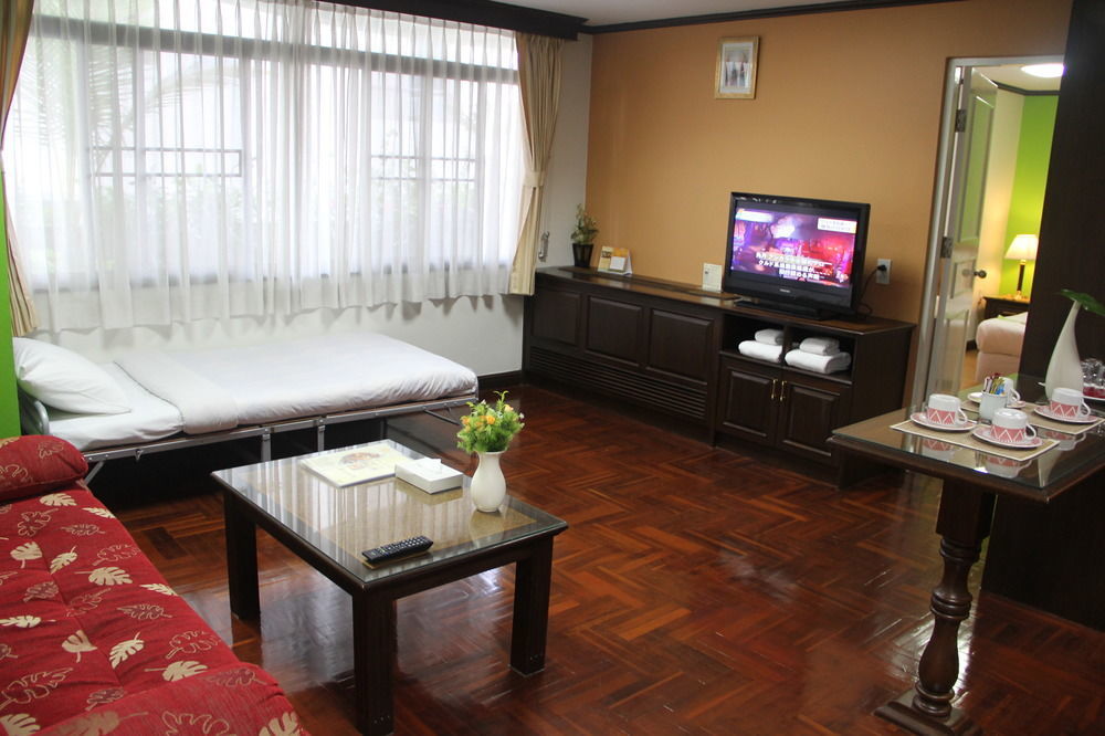 Yellow Ribbon Hills Boutique Suites Bangkok Buitenkant foto