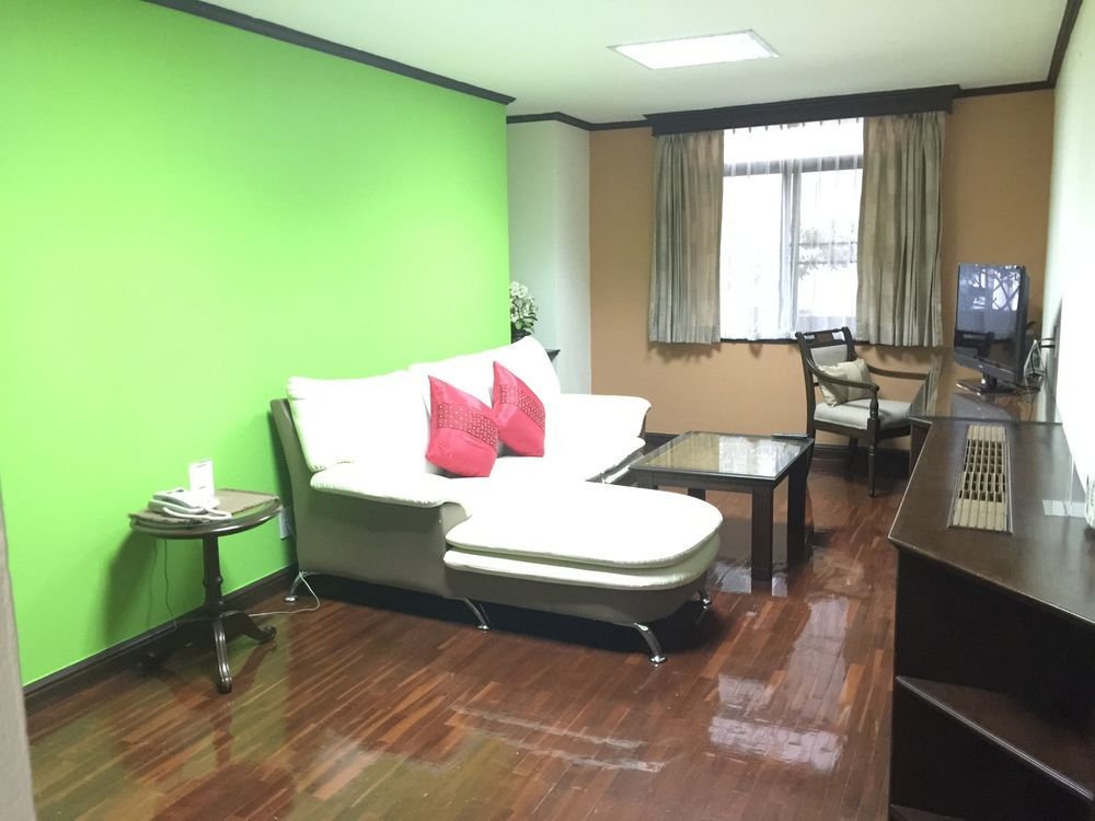 Yellow Ribbon Hills Boutique Suites Bangkok Buitenkant foto